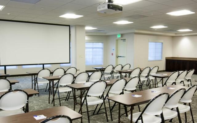 Holiday Inn Express & Suites Cheney by IHG