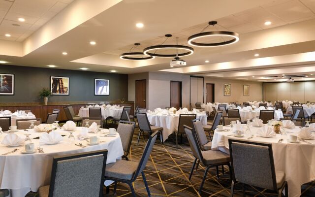 Holiday Inn & Suites OAKLAND - AIRPORT by IHG