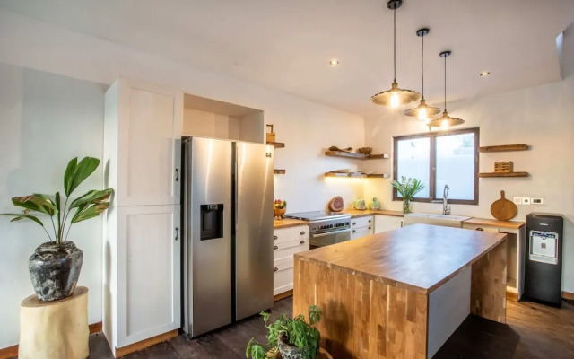 Majestic Private Villa 6 Br Canggu With Staff