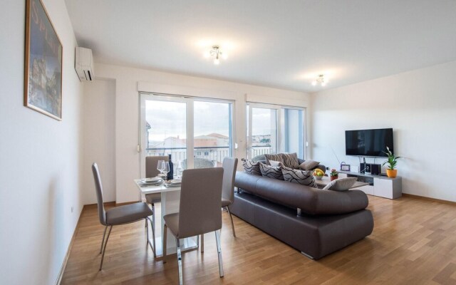 Amazing apartment in Podstrana w/ WiFi and 2 Bedrooms