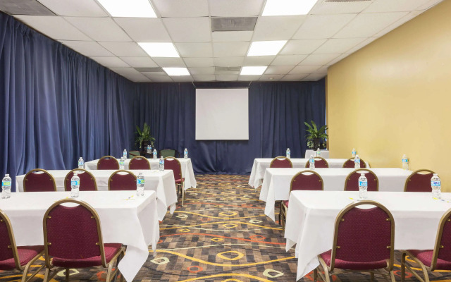 Days Inn by Wyndham Lafayette/University