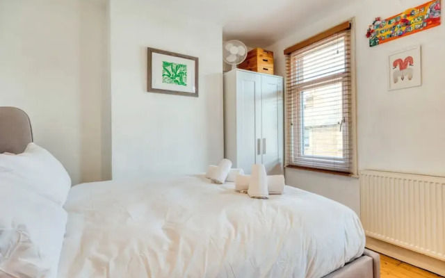 Stylish 2BD with Private Garden & Sauna