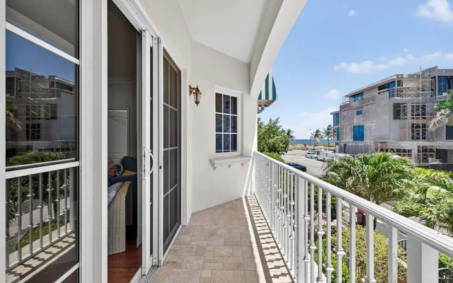 Daisy Townhouse  Steps from The Beach
