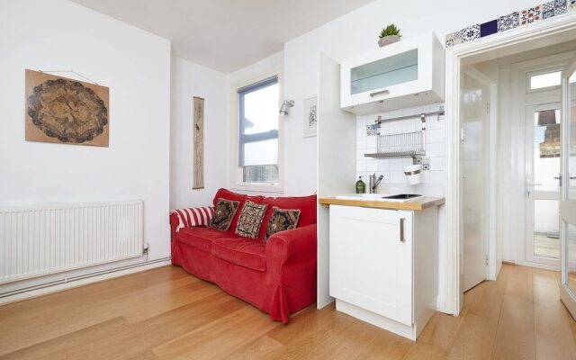 East London 1 Bedroom Flat With Terrace