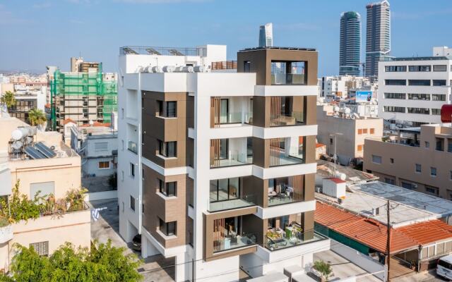 Sanders Premier - Nice 2 bdr apt With Balcony