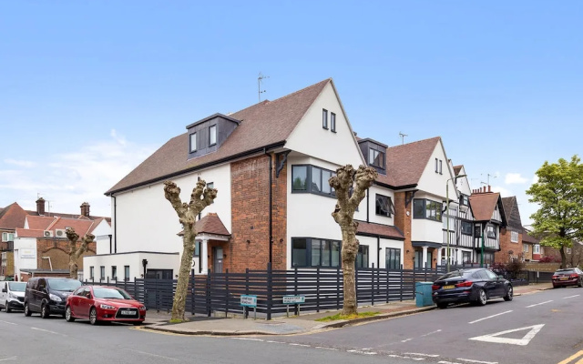 Modern Spacious Suite Sleeps 4 in Central London