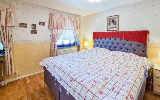 Nice Home in Västra Frölunda With Wifi and 3 Bedrooms