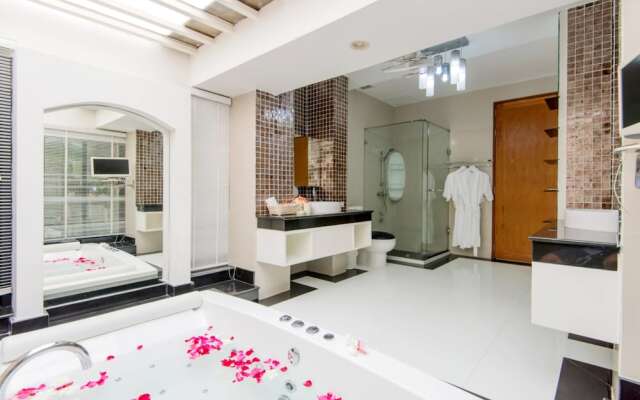 Kinnaree Villa Loch Palm Golf by Chattha