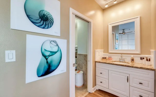 Luxury Atlanta Rental w/ Balcony: Near Buckhead!