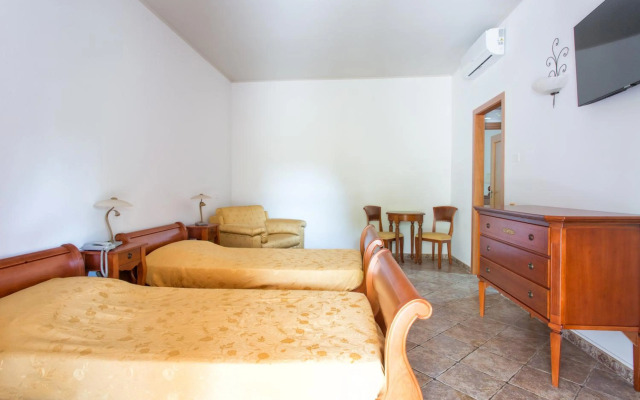 Hotel Tritone