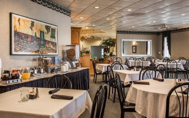 Econo Lodge Inn & Suites