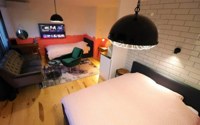 Room Emma,between bus and train station,Netflix,speed Wi-Fi