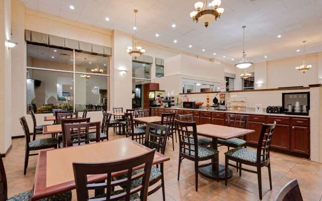 Ramada by Wyndham Cleveland Airport West