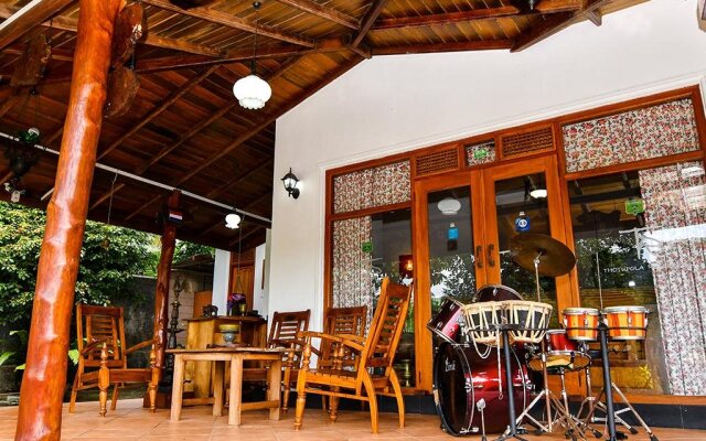 Thotupola Residence