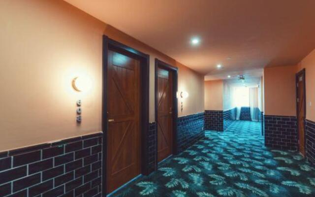 Punk Ballet Ins Hotel