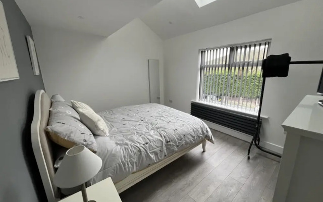 Whole House -sleeps4-parking-garden-bikinghiking