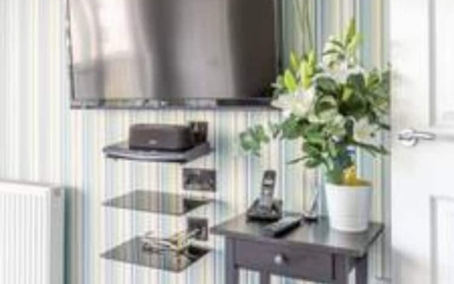 Modern 2 Bedroom Property in Stylish Complex