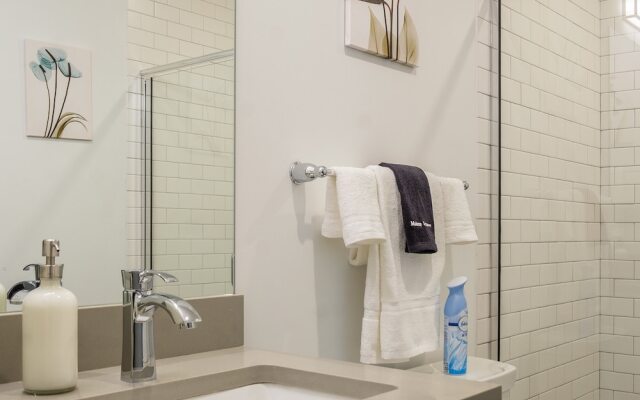 Modern Downtown Apartments by Frontdesk
