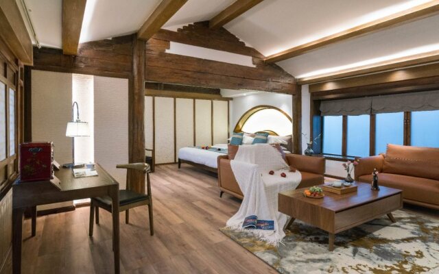 Lize Graceland Artistic Suite Inn