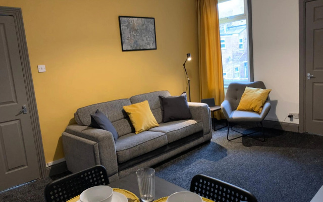 Rectory - Lovely 4 bedroom maisonette Gateshead free parking