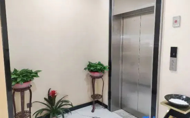 Seman Hotel (Qingdao Jinggangshan Road Subway Station)
