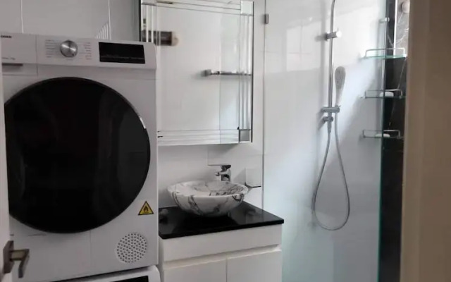 Homely 1 Bedroom Retreat in South Yarra With Balcony