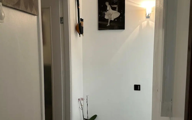 Stylish 1BR Apt w/ Fireplace & High-speed Wifi