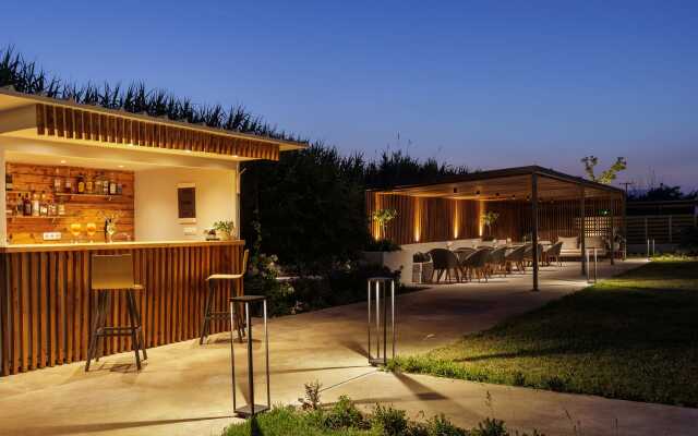 V Luxury Suites