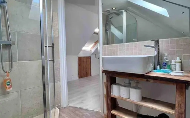 Luxury 3 Bedroom Penthouse w Massive Roof Terrace