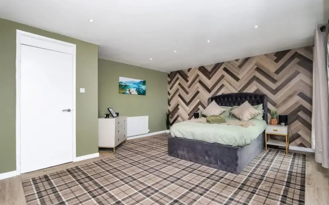 2 Bedroom House-free Parking