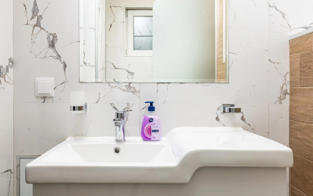 Stella 1&2 - Pink and Grey Studios near the Singing Fountains