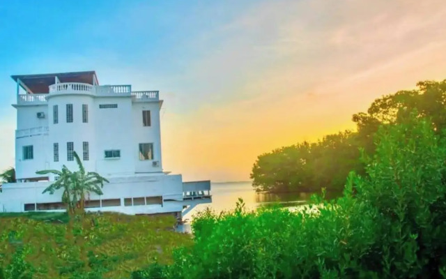 Poolside Seaview Studio With Infinity Pool & Overwater Deck Near Airport, 1st FL