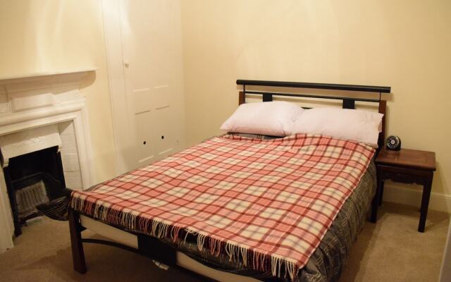 Spacious 3 Bedroom Apartment in South West London