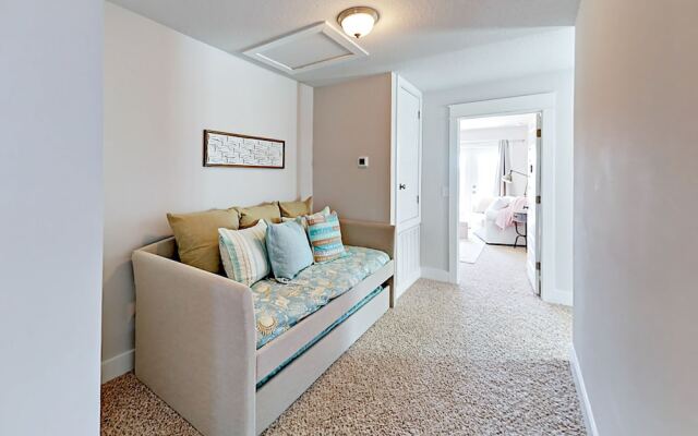 Tropical Retreat Double Gate - 4 Br Home