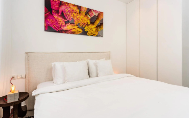 Walk to Beaches from an Arty New-Build Apartment