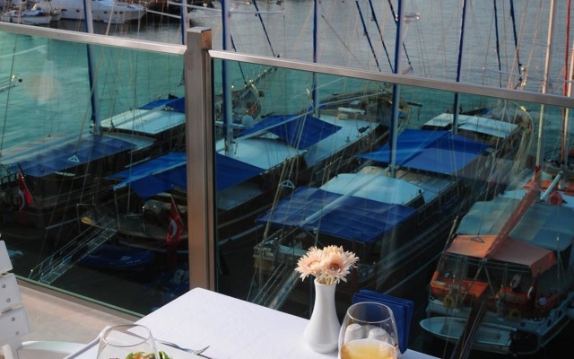 Alesta Yacht Hotel