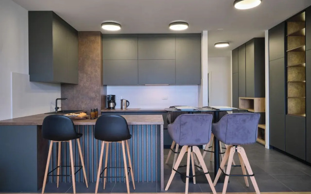 Tropic Night Apartment by Litto