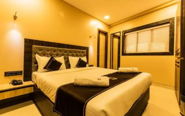 OYO MUM2055 Hotel Golden Crown