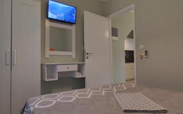 Garlis Apartments