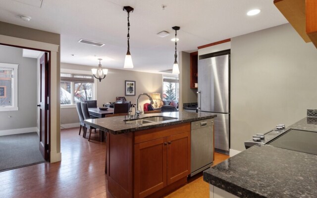 Exquisite 2BR/2BTH Luxury Condo with Mountain View