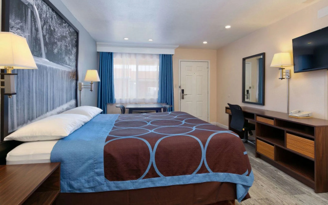 Super 8 By Wyndham Vernon