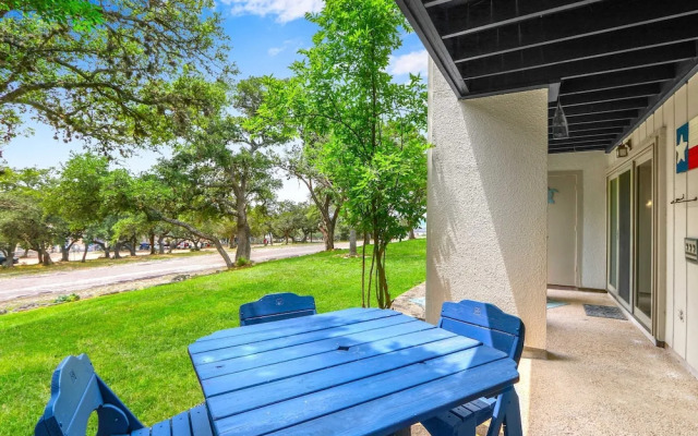 Charming Lakeside Condo - Moments to Lake Fun