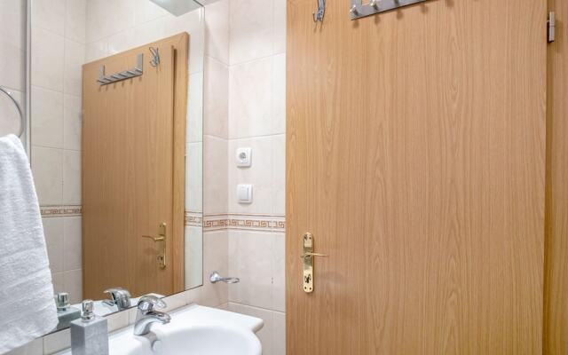 Restful Apartment in Mastrinka near Beach & Town Center