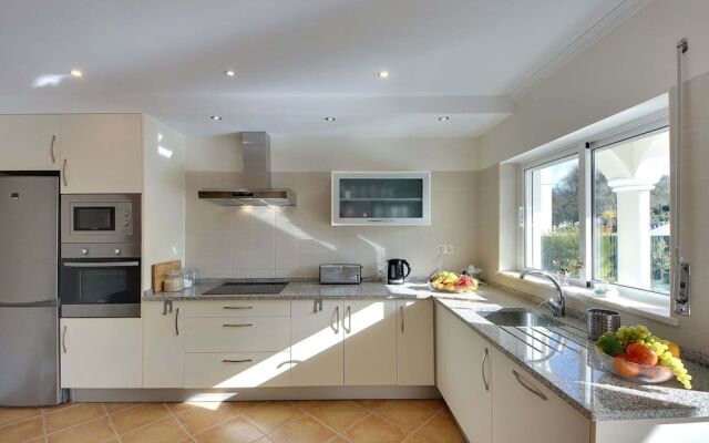 Villa in Carvoeiro With Swimming Pool