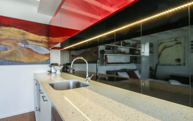 Cool Architect-Designed Studio Close To CBD