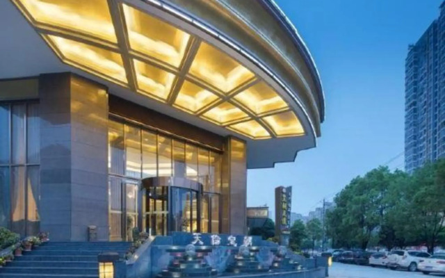 Tianlun Huangchao International Hotel(Chibi North Railway Station)