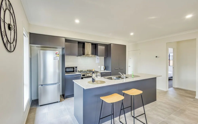 StayAU Charming 4BR Retreat Wyndham Vale