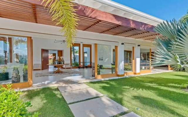 Modern Oasis Stunning Views of Golf Course River