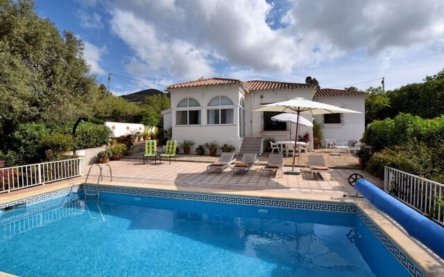 Lovely Holiday Home With Private Swimming Pool in Almogía