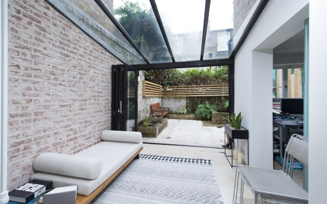 Stylish and Spacious 2BR House in Hammersmith